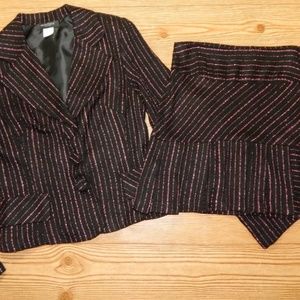 Alyn Paige skirt suit 💛